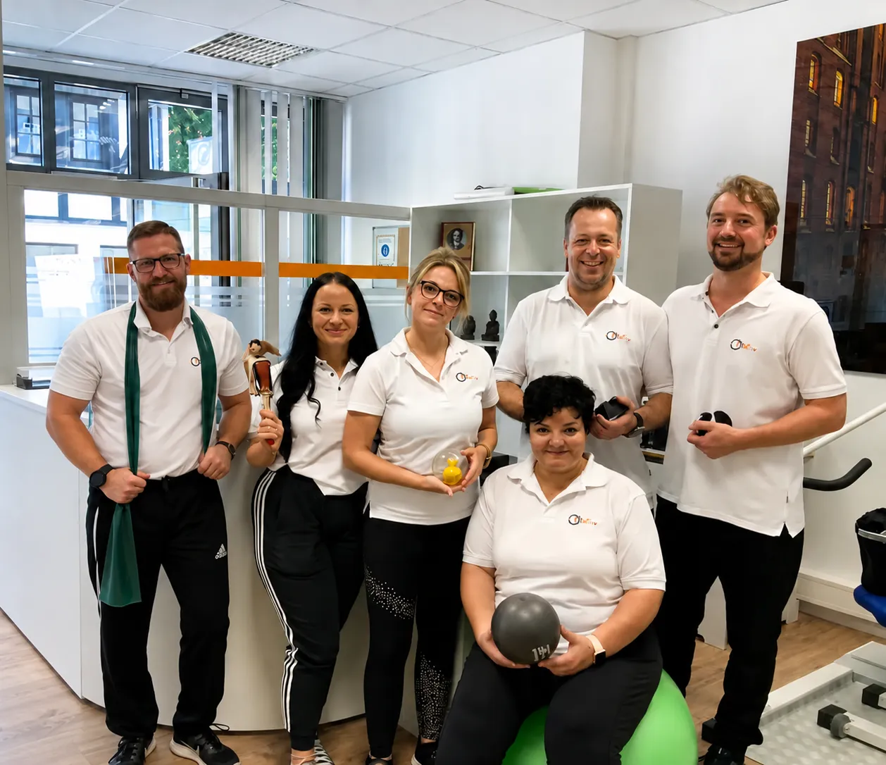 Das Team des Therapie-Zentrums im Empfangsbereich der Praxis